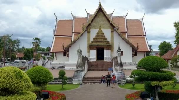ワット・フミンは、タイのナン州のユニークなタイの伝統的な寺院です。 — ストック動画