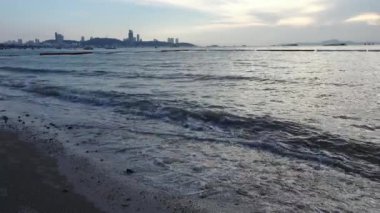Dalgalar isabet Pattaya Plajı. Tayland 