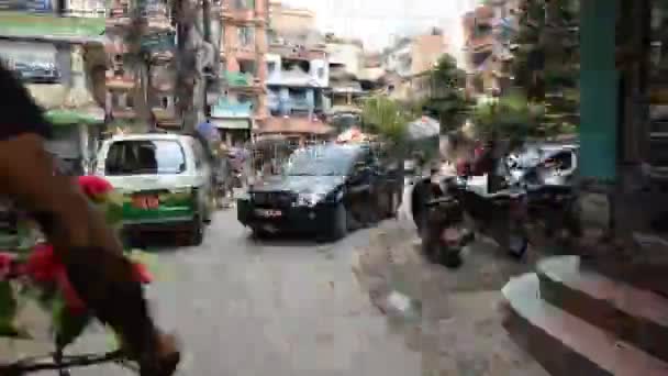 Άποψη της Thamel street. Thamel είναι σήμερα το πιο δημοφιλές τουριστικό κέντρο στο Κατμαντού. πάροδο του χρόνου από το rickshaw — Αρχείο Βίντεο