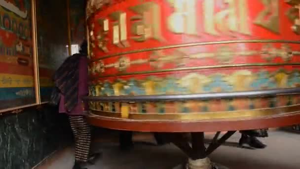 Grote Tibetaanse boeddhistische gebedsmolen op Bouddhanath Stupa in Kathmandu, Nepal. — Stockvideo