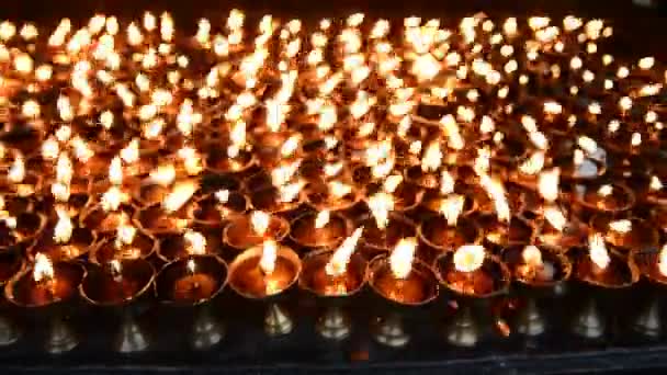 Ljus bränning på heliga buddhistiska platsen för boudhanath, Katmandu, nepal — Stockvideo