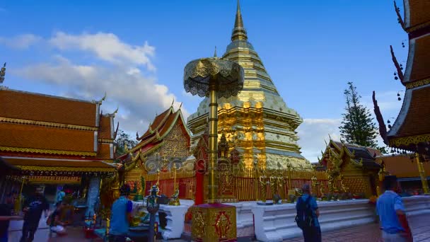 Wat Phra to Doi Suthep chrám, Chiang Mai, Thajsko. Doi Suthep chrám je hlavním orientačním bodem turistickou atrakcí v Chiang Mai. — Stock video