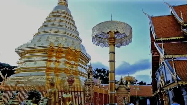 Wat Phra to Doi Suthep chrám, Chiang Mai, Thajsko. Doi Suthep chrám je hlavním orientačním bodem turistickou atrakcí v Chiang Mai. — Stock video