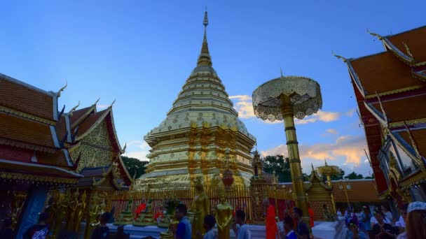 Wat Phra to Doi Suthep chrám, Chiang Mai, Thajsko. Doi Suthep chrám je hlavním orientačním bodem turistickou atrakcí v Chiang Mai. — Stock video