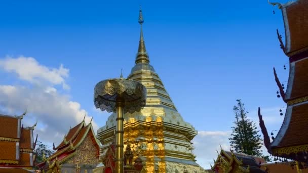 Wat Phra hogy Doi Suthep templomot, Chiang Mai, Thaiföld. A Doi Suthep templom mérföldkőnek turisztikai attrakciója a Chiang Mai. — Stock videók