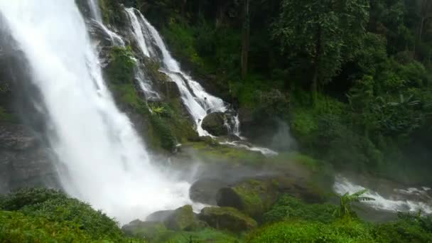 Cachoeira de Wachirathan: cachoeira em doi inthanon, Chiang mai, Tailândia . — Vídeo de Stock