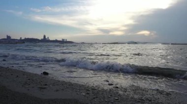 Dalgalar isabet Pattaya Plajı. Tayland 