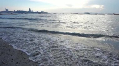 Dalgalar isabet Pattaya Plajı. Tayland 