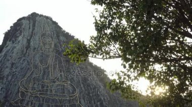 Altın Khao Chee chan, Pattaya, Tayland, Uçurumdaki oyma Buda resim 
