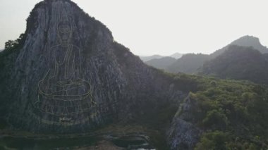 Altın Khao Chee chan, Pattaya, Tayland, Uçurumdaki oyma Buda resim 