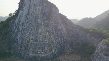 Altın Khao Chee chan, Pattaya, Tayland, Uçurumdaki oyma Buda resim 