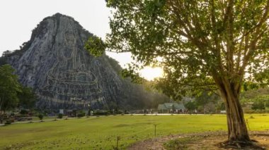 Altın Khao Chee chan, Pattaya, Tayland, Uçurumdaki oyma Buda resim 