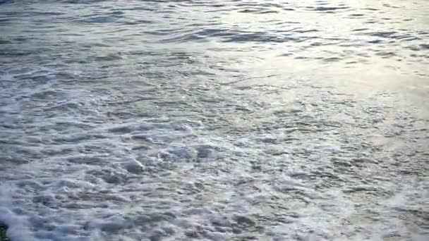 Valuri lovind plaja Pattaya. Thailanda — Videoclip de stoc