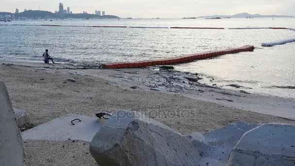 Homokzsákokat védelme erózió a Pattaya Beach, Chonburi, Thaiföld. — Stock videók