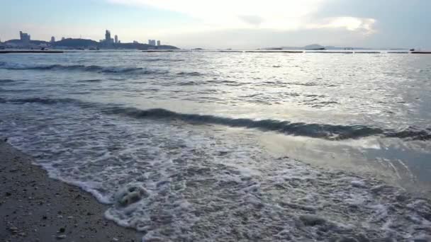 Ondas golpeando la playa de Pattaya. Tailandia — Vídeos de Stock