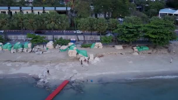 Sandbags protect erosion along the Pattaya beach, Chonburi, Thailand. — Stock Video