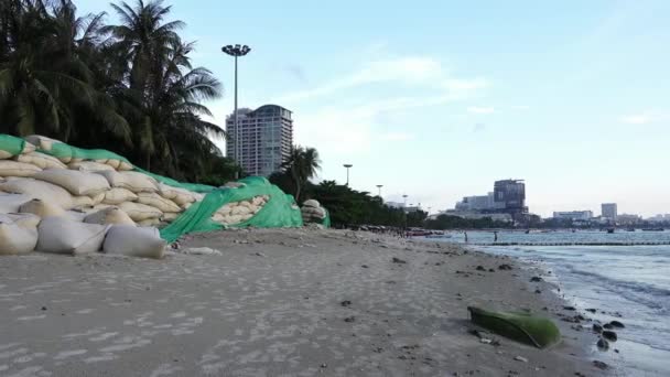 Sacos de areia protegem a erosão ao longo da praia de Pattaya, Chonburi, Tailândia . — Vídeo de Stock