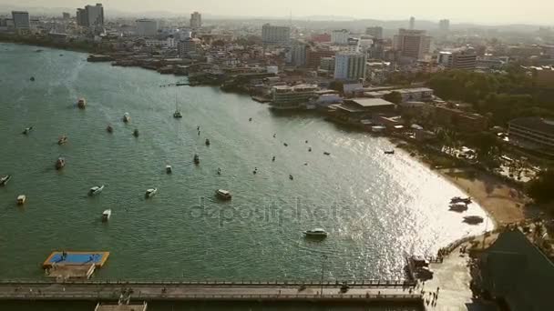 Il molo di Bali Hai e il cuore della città di Pattaya, Chonburi, Thailandia — Video Stock