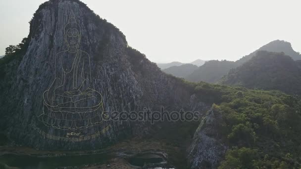 Різьблені зображення Будди від золота на скелі в Khao Chee chan, Паттайя, Таїланд — стокове відео