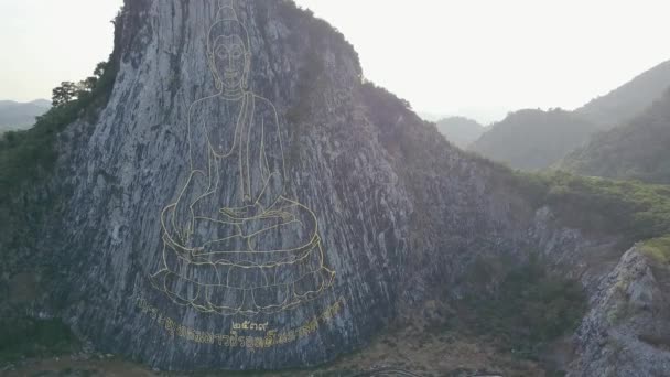 Изображение Будды из золота на скале в Као Чи Чане, Паттайя, Таиланд — стоковое видео