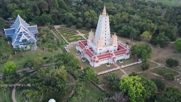 Wat Yannasang Wararam boeddhistische tempel in Pattaya city, Thailand — Stockvideo