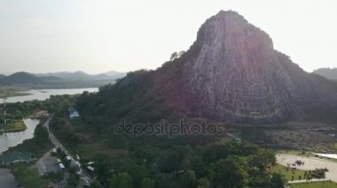 Altın Khao Chee chan, Pattaya, Tayland, Uçurumdaki oyma Buda resim 