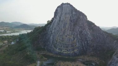 Altın Khao Chee chan, Pattaya, Tayland, Uçurumdaki oyma Buda resim 