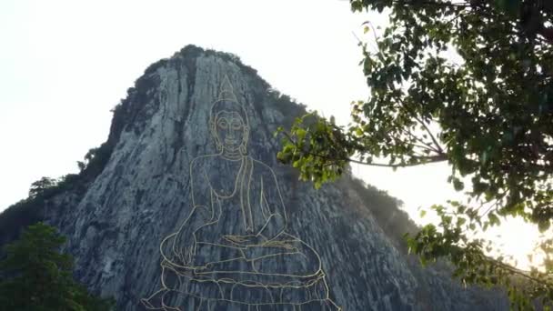Vyřezávaný obraz Buddhy ze zlaté na útesu v Khao Chee chan, Pattaya, Thajsko 