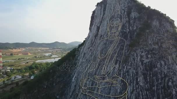 Immagine scolpita buddha dall'oro sulla scogliera a Khao Chee chan, Pattaya, Thailandia — Video Stock