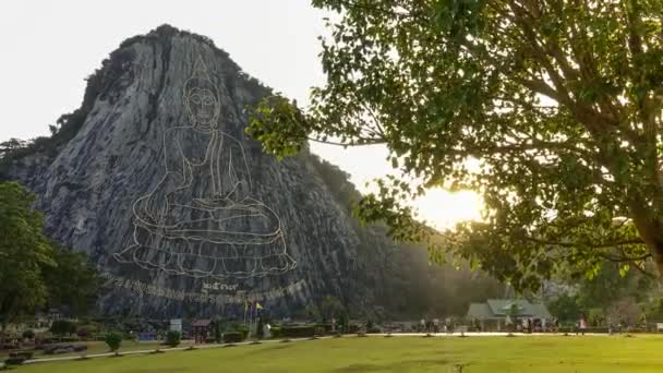 Imagem esculpida buddha de ouro no penhasco em Khao Chee chan, Pattaya, Tailândia — Vídeo de Stock