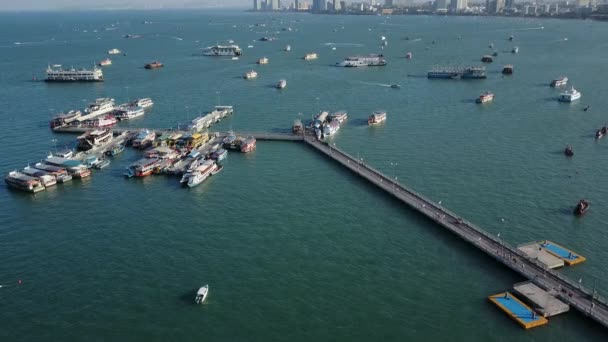 Bali Hai pier and the core of the Pattaya city, Chonburi, Thailand — Stock Video