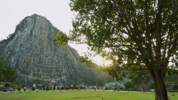 Faragott buddha kép-ból arany a sziklafalon Khao CSI chan, Pattaya, Thaiföld — Stock videók