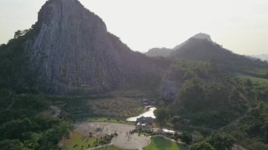 Altın Khao Chee chan, Pattaya, Tayland, Uçurumdaki oyma Buda resim 