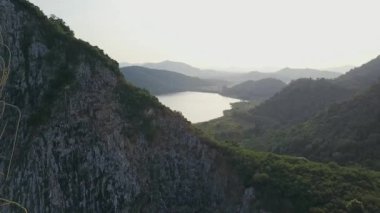 Altın Khao Chee chan, Pattaya, Tayland, Uçurumdaki oyma Buda resim 