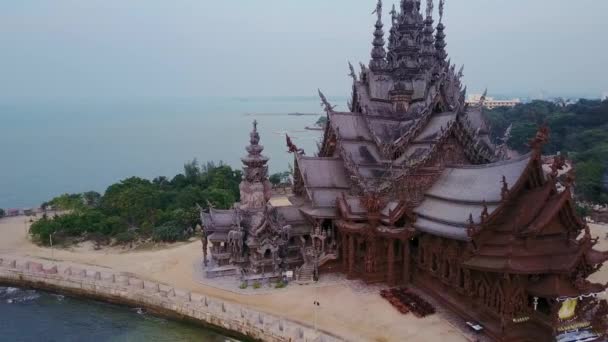 Svatyně pravdy v Pattaya Thajsko. dřevěný hrad — Stock video