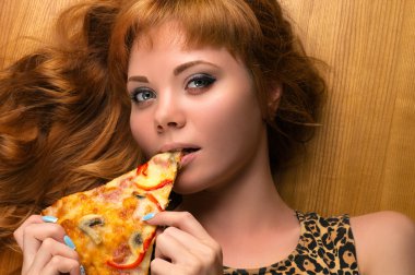güzel sexy genç kız pizza yemek