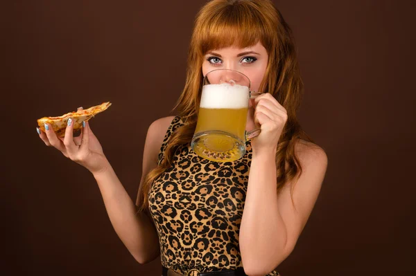 Sexy mladá dívka s pizza a pivo — Stock fotografie