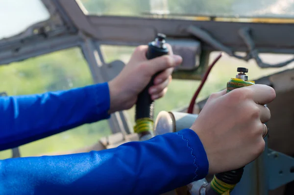 Mani pilota al volante l'aeroplano — Foto Stock