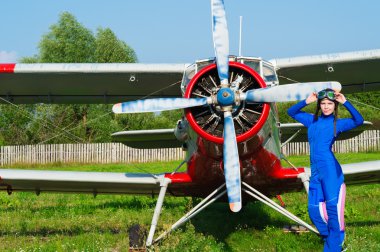 kadın pilot uçak ile kask ayakta
