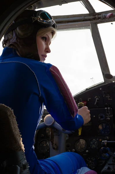 ホイール飛行機で美しい女性パイロット — ストック写真