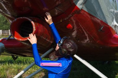 kadın pilot onay uçak uçan önce