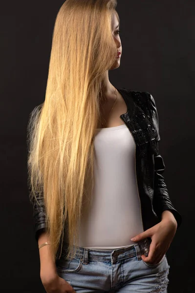 Adolescent blond luxueux fille aux cheveux longs — Photo