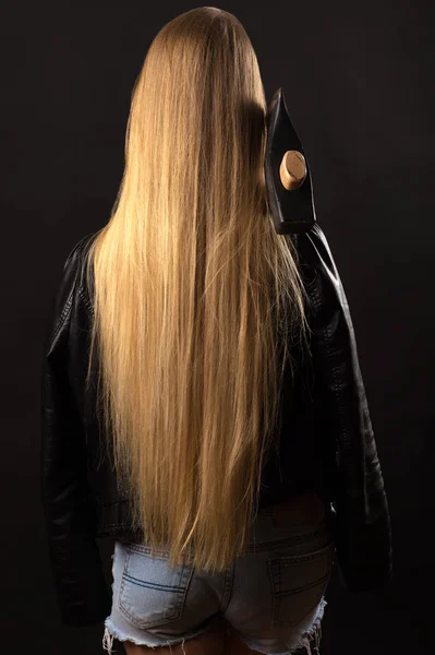 Блондинка дівчина-підліток з довгим волоссям і сокирою — стокове фото