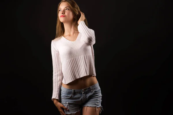 Encantadora chica adolescente rubia en suéter blanco — Foto de Stock