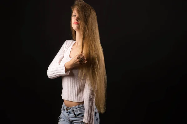 Очаровательная блондинка-подросток с длинными волосами — стоковое фото