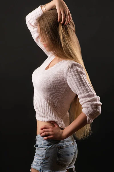 Lyxiga feminina Tonåring blond flicka med långt hår — Stockfoto