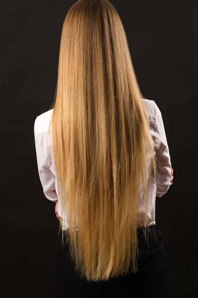 Blondýnka s dlouhé krásné vlasy, pohled zezadu — Stock fotografie