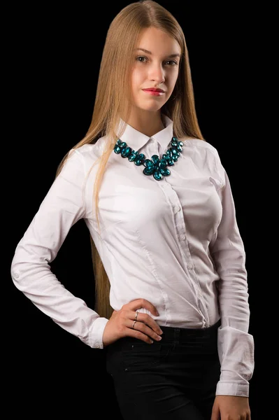 Menina adolescente atraente em camisa branca — Fotografia de Stock