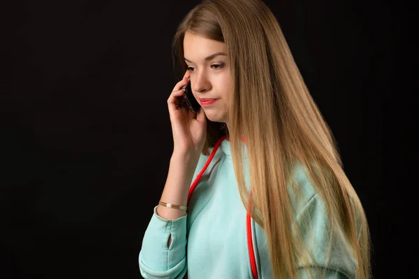 Cep telefonu üzerinde konuşurken memnun genç kız — Stok fotoğraf