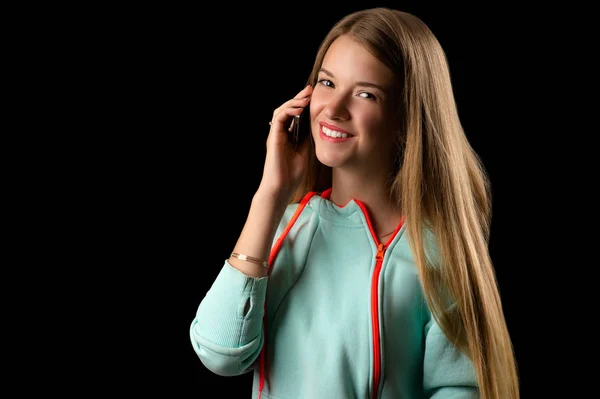 携帯電話で話している 10 代の少女を笑ってください。 — ストック写真